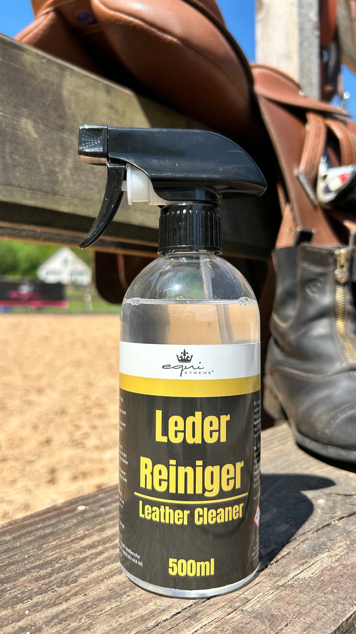 Lederreiniger 500 ml vor Sattel und Reitstiefeln