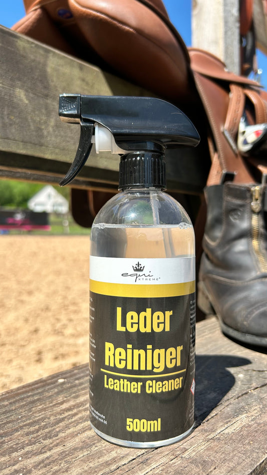 Lederreiniger 500 ml vor Sattel und Reitstiefeln
